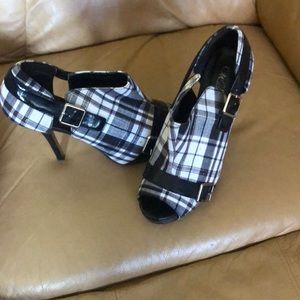 Adorable black and white heels